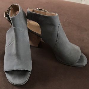 Women’s Vionic Blakely peep-toe bootie grey